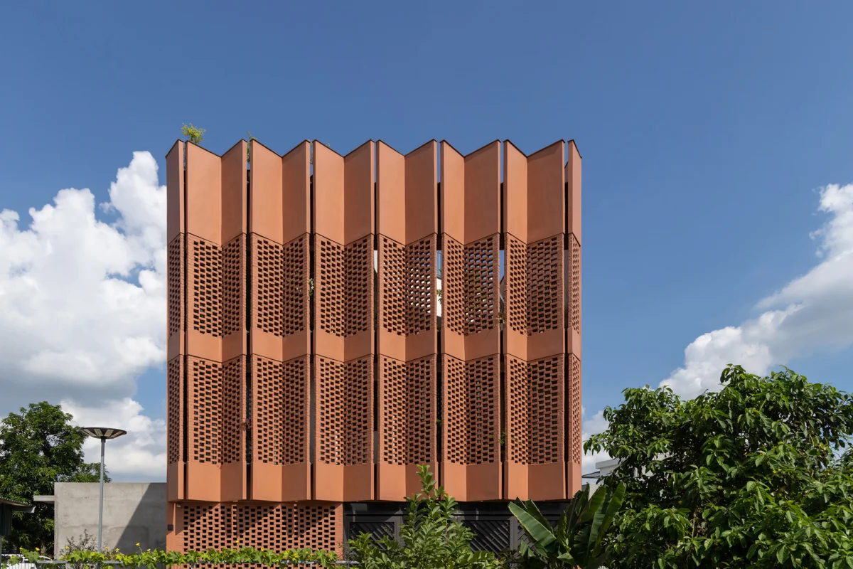 Harmonizing Tradition and Modernity: H&P Architects’ Innovative Brick and Earth Project in Mao Khe
