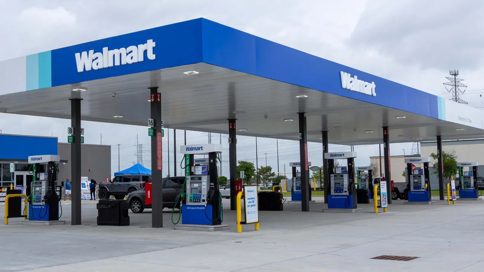 Retail Giants Pivot Strategy as Fuel Costs Cloud the Consumer Horizon