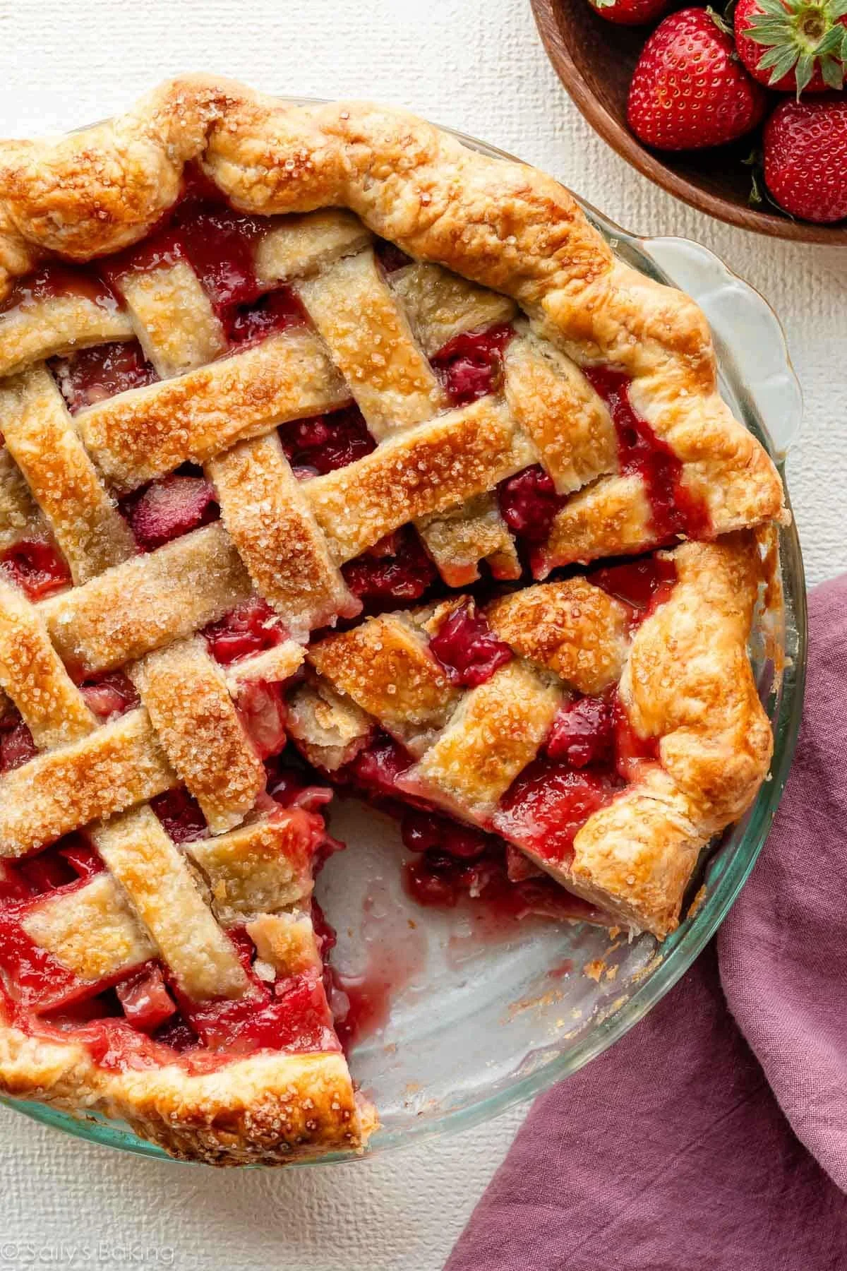 The Art of the Perfect Strawberry Rhubarb Pie: A Masterclass in Seasonal Baking